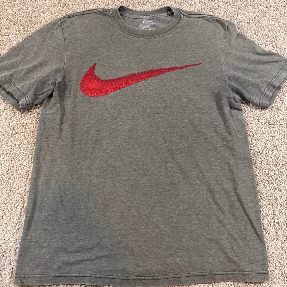 Nike T-Shirt Mens Medium Olive Green Good Textured Red Swoosh Graphic Tee